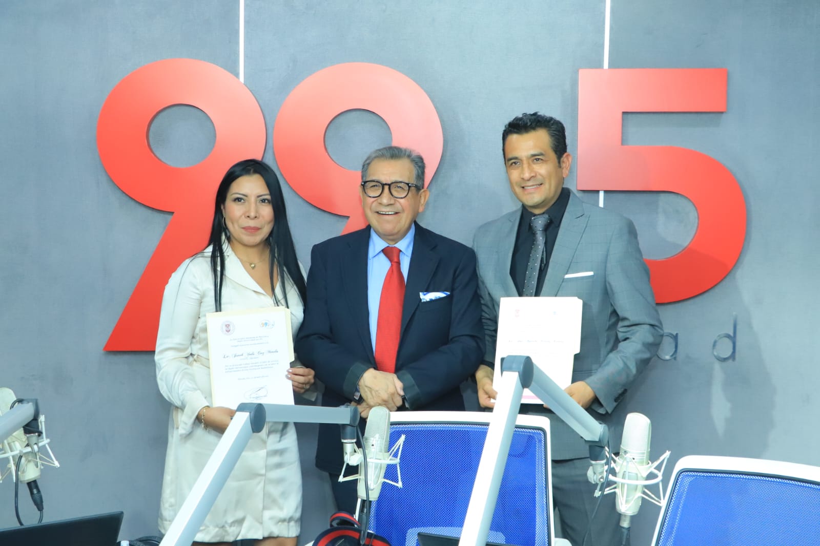 Rector de la UATx reconoce función culturizadora de Radio Universidad